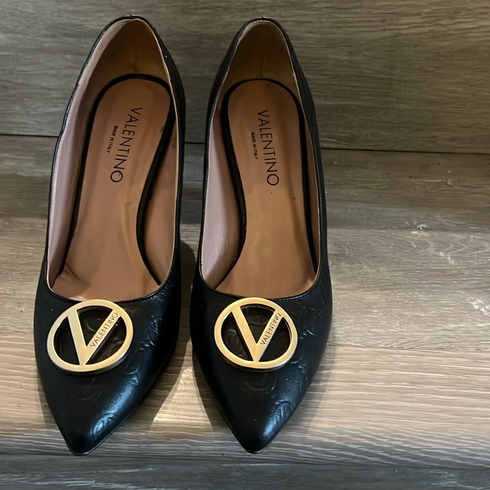 VALENTINO BY MARIO VALENTINO
CLARA PUMP